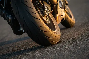 Motocykl w złożeniu z zaznaczonym stykiem przedniej i tylnej opony z nawierzchnią