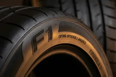 Napis F1 umieszczony na boku sportowej opony o wysokich osiągach