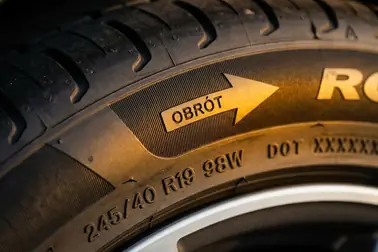 Napis ROTATION i strzałka kierunku obrotu na ścianie bocznej opony