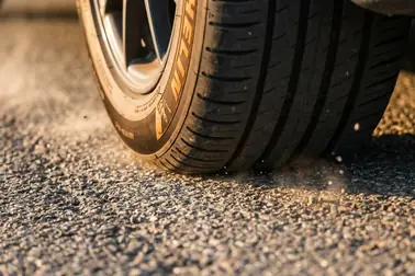 Odkształcenie opony w strefie styku z nawierzchnią powodujące straty energii