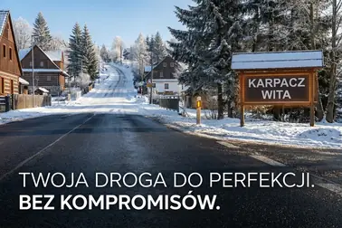 Odśnieżony wjazd do Karpacza i wyżej położona stroma ulica pokryta śniegiem