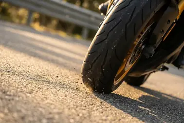 Opona motocyklowa na wprost i w pochyleniu z zaznaczoną strefą kontaktu