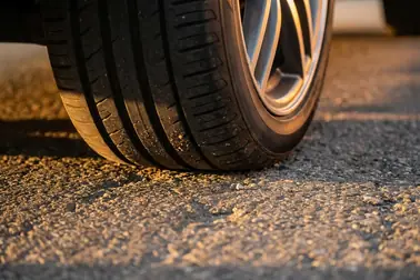 Opona odkształcająca się w miejscu kontaktu z nawierzchnią podczas toczenia
