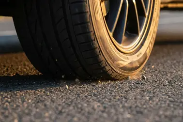 Opona odkształcająca się w strefie styku z nawierzchnią podczas toczenia