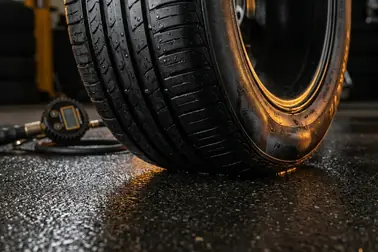 Opona pneumatyczna ugięta pod obciążeniem z widoczną strefą styku z nawierzchnią