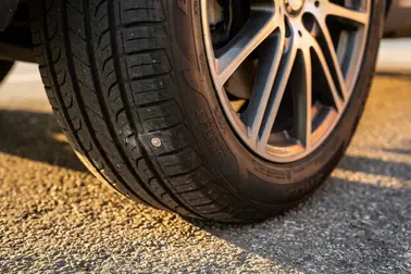 Opona Run Flat zachowująca kształt po utracie ciśnienia na asfalcie.