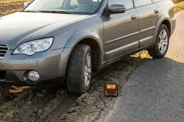 Opona w różnych warunkach drogowych z widocznym wpływem na opór i spalanie pojazdu