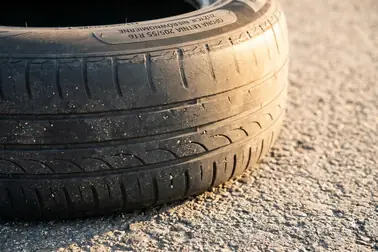 Opona z widocznym nierównomiernym zużyciem jednego barku bieżnika