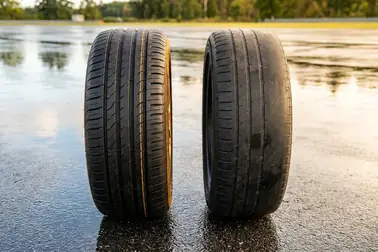Opony letnie o różnym stopniu zużycia wynikającym z odmiennego sposobu eksploatacji
