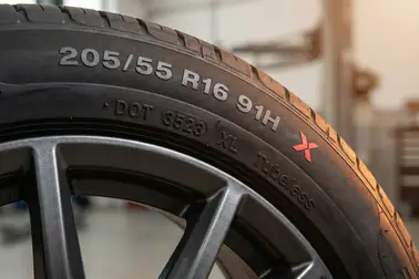 Oznaczenia 205/55 R16 91H, DOT 3523, XL, Tubeless i E4 na boku opony