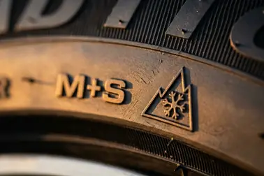 Oznaczenia M+S i 3PMSF na boku opony całorocznej