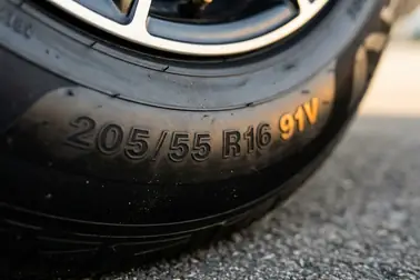 Oznaczenie 205/55 R16 91V na boku opony z wyróżnioną literą V