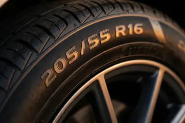 Oznaczenie 205/55 R16 na boku opony używane do doboru nakładki