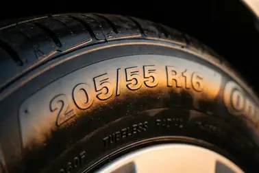 Oznaczenie 205/55 R16 na boku opony z wyróżnieniem czterech części zapisu