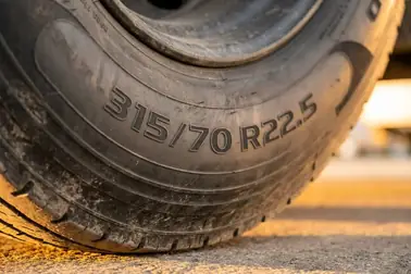 Oznaczenie 315/70 R22.5 widoczne na boku opony ciężarowej