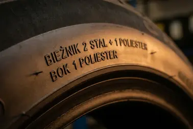Oznaczenie warstw TREAD i SIDEWALL na boku opony z wyróżnioną osnową poliestrową