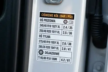 Pełne oznaczenie rozmiaru opony Run Flat z wyróżnioną szerokością, profilem, średnicą i indeksami