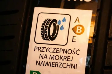 Piktogram opony z kroplami deszczu i litera klasy przyczepności na mokrej nawierzchni