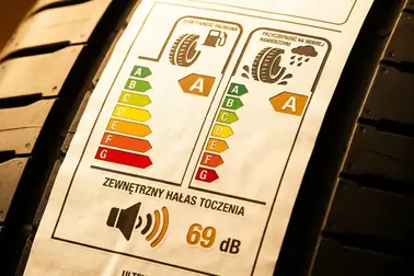 Pola efektywności paliwowej, przyczepności na mokrym i hałasu na etykiecie opony