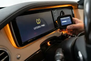 Ponownie wyświetlony komunikat TPMS obok pomiaru ciśnienia w jednym z kół.