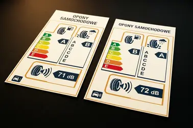 Porównanie oznaczeń zewnętrznego hałasu toczenia 71 dB i 72 dB na dwóch etykietach opon