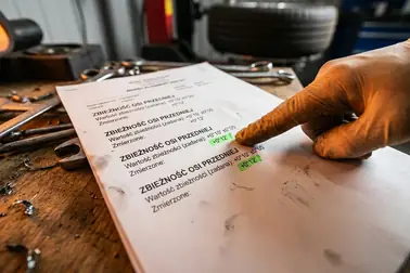 Porównanie wyniku zbieżności z wartością nominalną i granicami tolerancji