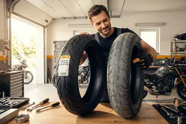 Przednia i tylna opona motocyklowa oceniane pod kątem wieku oraz stanu