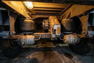 Przestrzeń montażowa automatycznego systemu między kołem, zawieszeniem i podwoziem ciężarówki