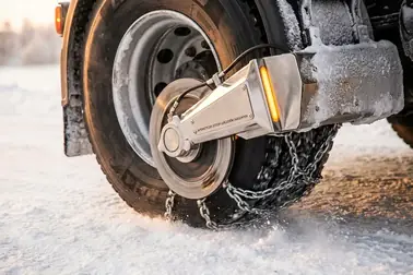 Ramię automatycznego systemu kierujące obrotowe odcinki łańcucha pod oponę ciężarówki