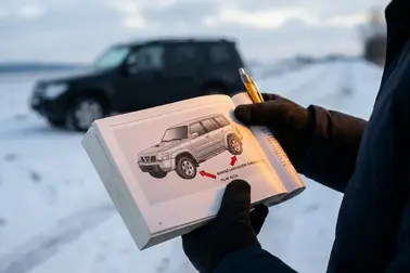 Samochód 4x4 z zaznaczonymi przednią i tylną osią oraz instrukcją określającą dopuszczone miejsce montażu łańcuchów