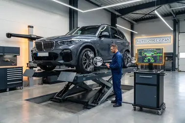 Samochód na stanowisku warsztatowym podczas pomiaru i regulacji geometrii kół