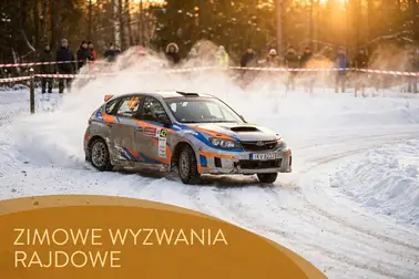 Samochód rajdowy na zaśnieżonej trasie zamkniętej imprezy zimowej