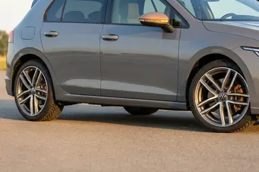 Samochód z dwiema zgodnymi parami różnych modeli opon na przedniej i tylnej osi
