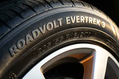 Ściana boczna opony z widoczną nazwą modelu i zapisem 205/55 R16 91V