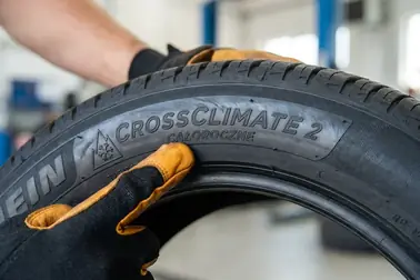 Sprawdzanie napisów, symboli i nazwy modelu na boku opony całorocznej
