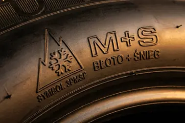 Symbole 3PMSF i M+S widoczne na boku opony