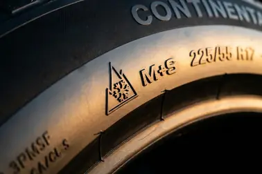 Symbole M+S i 3PMSF na boku opony całorocznej