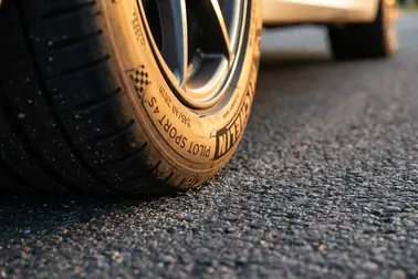 Ugięcie boku opony w miejscu styku koła z nawierzchnią