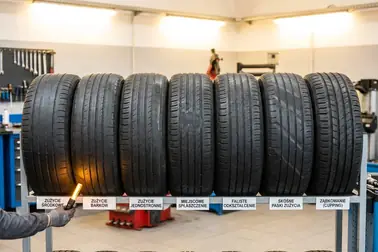 Wizualne zestawienie opon ze zużytym środkiem, barkami, jedną krawędzią, plamami, falami i regularnym ząbkowaniem