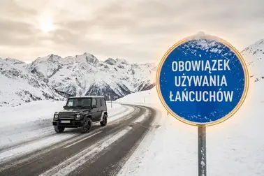 Zaśnieżona droga alpejska w Austrii z oznaczeniem obowiązkowego wyposażenia zimowego