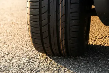 Zbliżenie bieżnika opony z klockami i nacięciami, których wygląd nie przesądza o sezonie