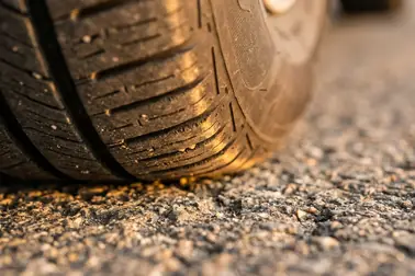 Zbliżenie klocka bieżnika z lamelami rozchylającymi się w strefie kontaktu z nawierzchnią