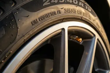 Zbliżenie na regularny rant ochronny opony wystający przed krawędź felgi