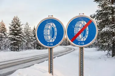 Zestawienie znaku C-18 nakazującego użycie łańcuchów oraz znaku C-19 oznaczającego koniec tego obowiązku.
