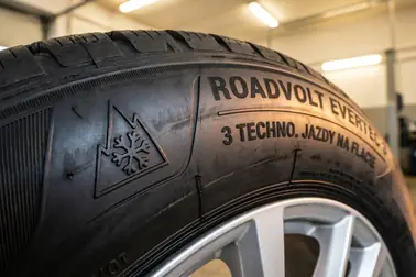 Zimowa opona Run Flat z widocznym symbolem 3PMSF i oznaczeniem technologii awaryjnej jazdy.