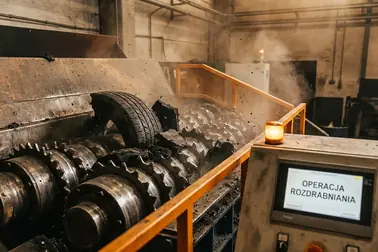 Zużyta opona przechodząca przez kolejne etapy mechanicznego rozdrabniania