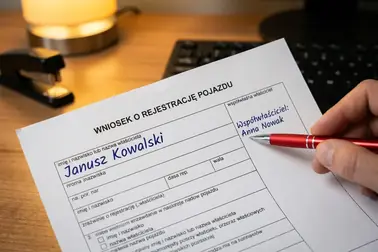 Adnotowany urzędowy wniosek z pojedynczym blokiem właściciela, identyfikatorem, danymi pojazdu i miejscem podpisu