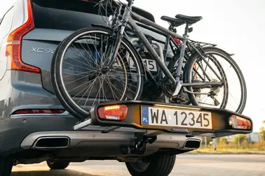 Bagażnik rowerowy na haku z urzędową trzecią tablicą rejestracyjną