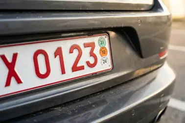 Belgijska tablica eksportowa X z oznaczeniami daty końca ważności.