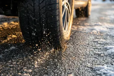 Bieżnik opony samochodowej pracującej na mokrej i zaśnieżonej nawierzchni